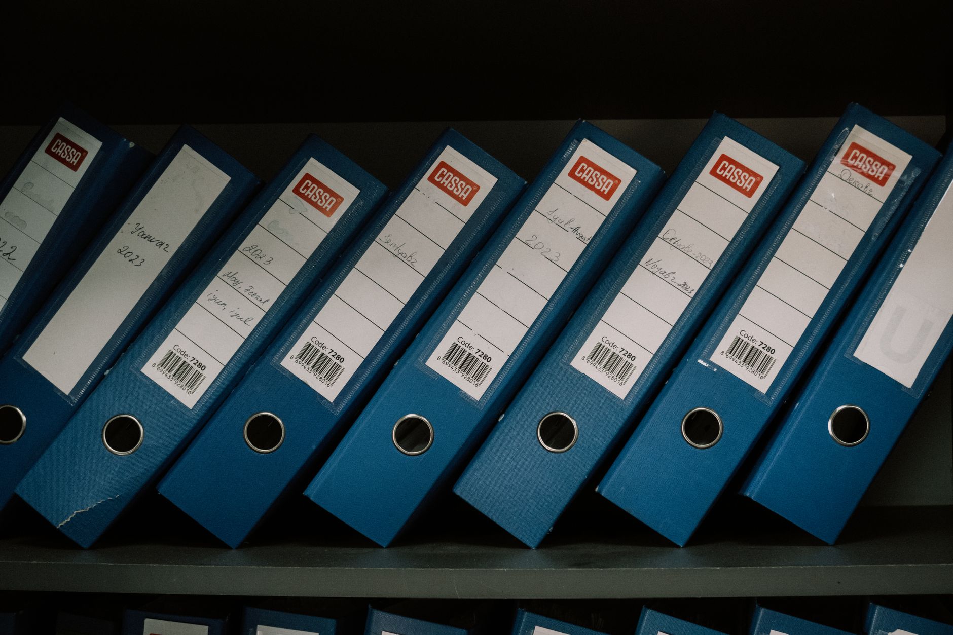 Rayonnages de classeurs archivés.
