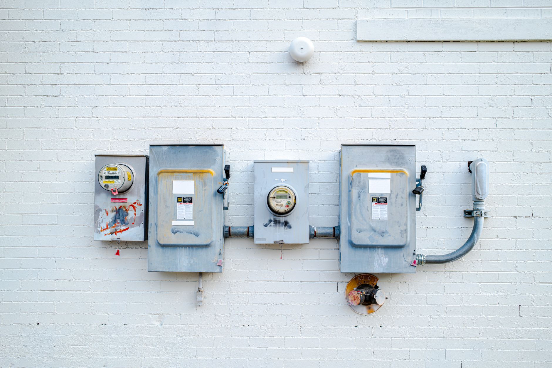 Tableau électrique et compteurs sur la façade d’un bâtiment.