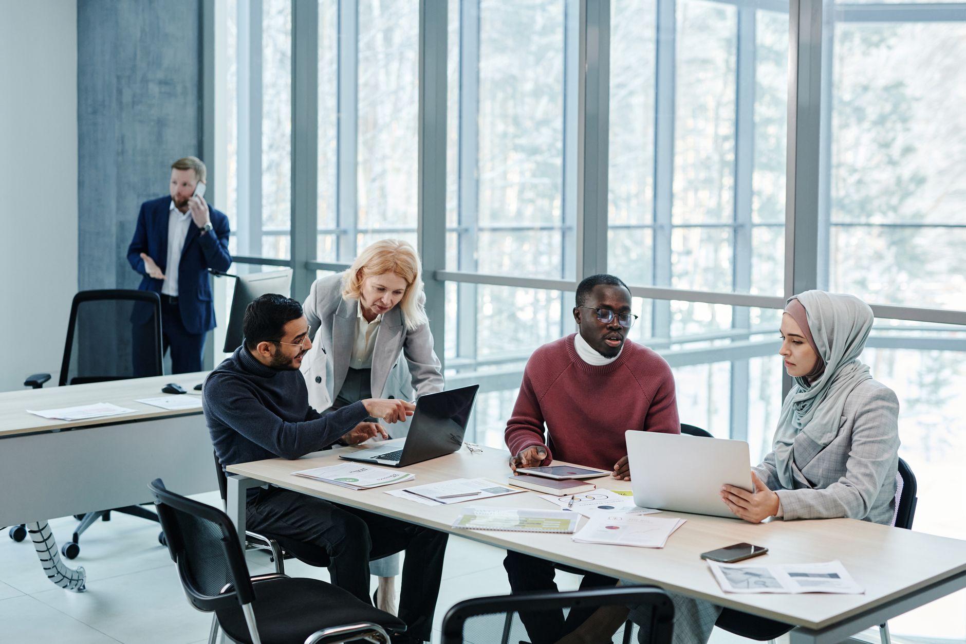 Groupe de personnes en atelier autour d’une table de travail.